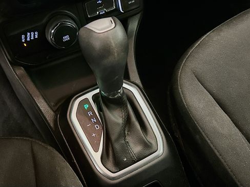 Used 2018 Jeep Renegade Latitude w/ UConnect 8.4 Nav Group AWD/4WD image 25