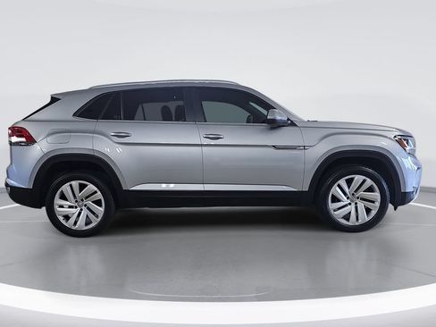 Used 2020 Volkswagen Atlas Cross Sport SE w/ Panoramic Sunroof Package FWD image 2