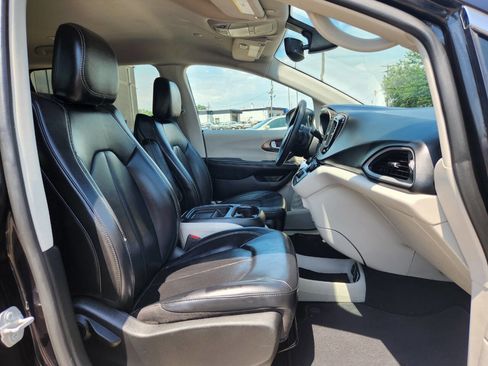 Used 2020 Chrysler Voyager Lxi image 16