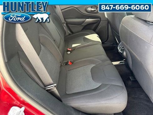 Used 2019 Jeep Cherokee Latitude w/ Cold Weather Group AWD/4WD image 29