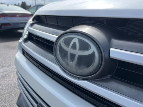 Used 2017 Toyota Highlander LE AWD/4WD image 28