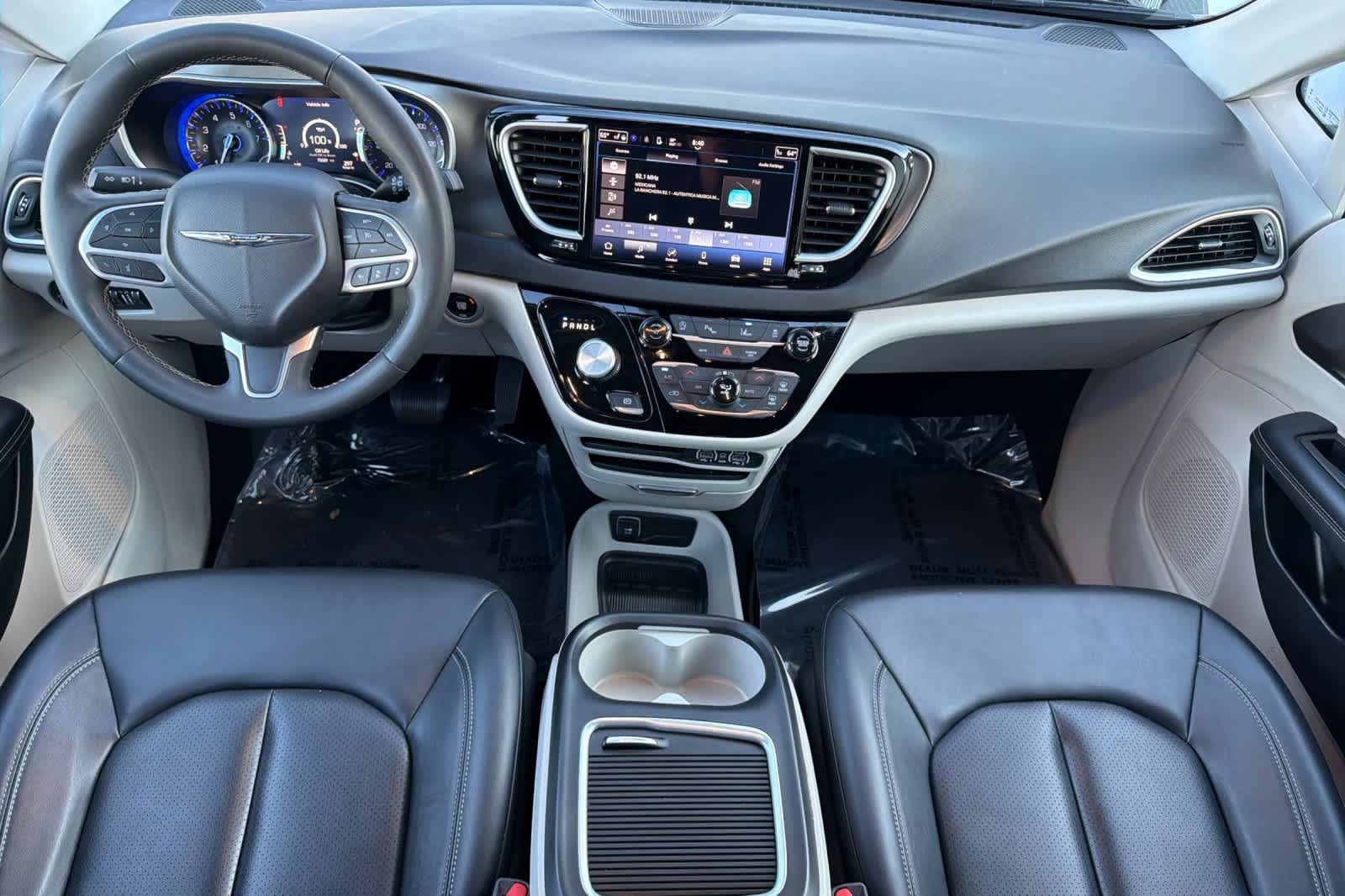Used 2024 Chrysler Pacifica Touring-L FWD image 3