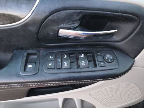 Used 2015 Chrysler Town & Country Touring image 13