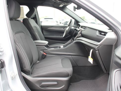 New 2025 Jeep Grand Cherokee L Laredo image 27