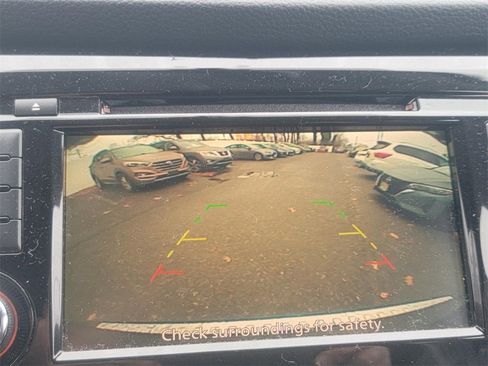 Used 2018 Nissan Rogue SV image 32