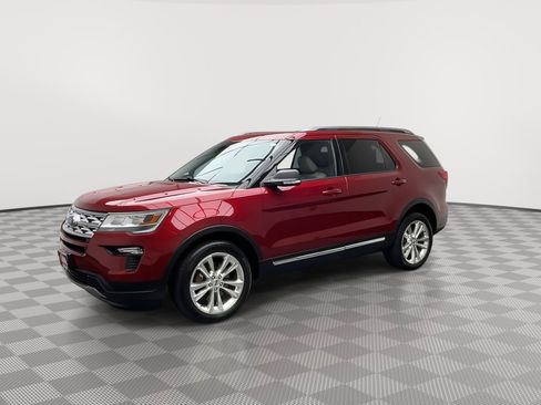 Used 2019 Ford Explorer XLT w/ Equipment Group 202A AWD/4WD image 40