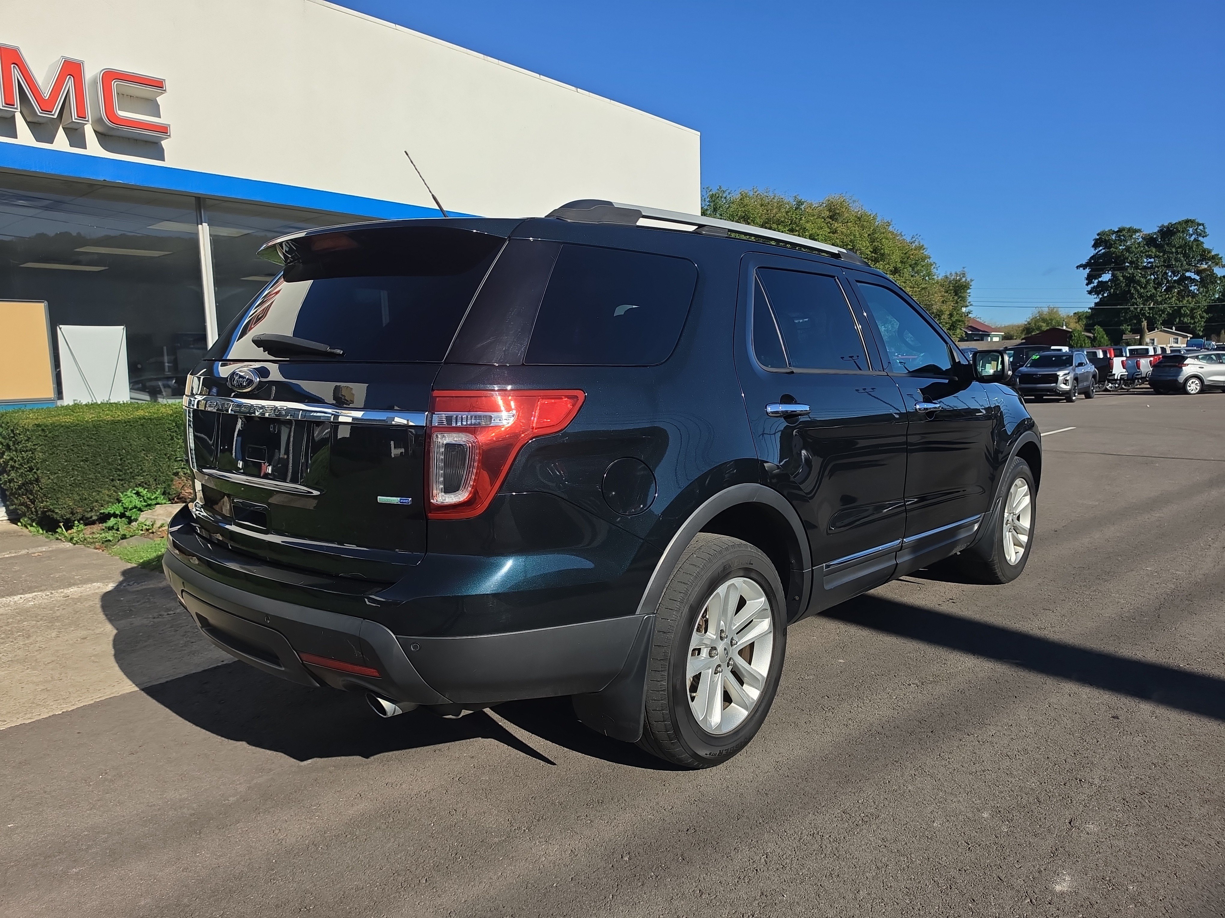 Used 2014 Ford Explorer XLT w/ Equipment Group 202A AWD/4WD image 3