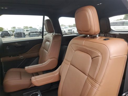Certified 2023 Lincoln Aviator Reserve w/ Equipment Group 201A image 12