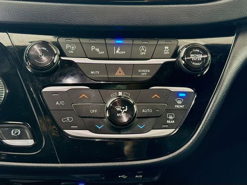 Used 2019 Chrysler Pacifica Touring-L Plus w/ Advanced Safetytec Group image 17