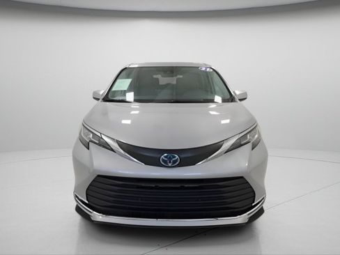 Used 2021 Toyota Sienna XLE FWD image 2