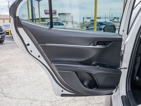 Used 2020 Toyota Camry SE image 11