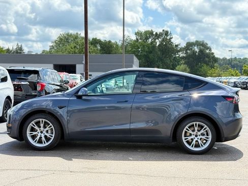 Used 2022 Tesla Model Y Long Range AWD/4WD image 37