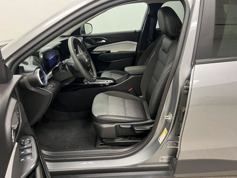 Used 2025 Chevrolet Trax LT FWD image 23