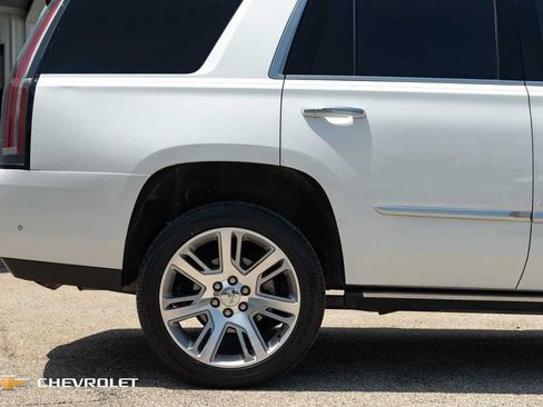 Used 2017 Cadillac Escalade Premium Luxury RWD image 5