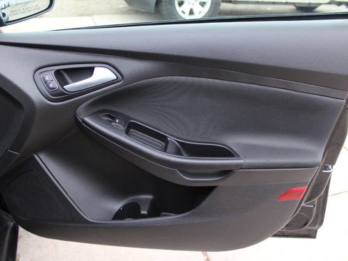 Used 2018 Ford Focus SE w/ SE Appearance Package image 7