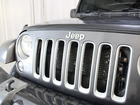 Used 2018 Jeep Wrangler Unlimited Sahara w/ Dual Top Group AWD/4WD image 30
