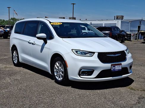 Used 2023 Chrysler Pacifica Touring-L FWD image 2