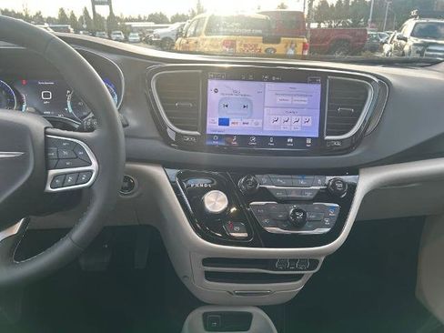Used 2024 Chrysler Pacifica Touring-L FWD image 25