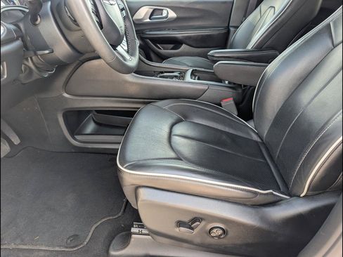 Used 2025 Chrysler Pacifica Limited FWD image 11