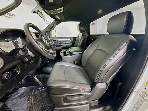 Used 2024 RAM 3500 Tradesman w/ Chrome Appearance Group AWD/4WD image 19