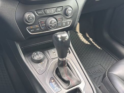 Used 2022 Jeep Cherokee Trailhawk w/ Sun, Sound & Nav Group AWD/4WD image 24