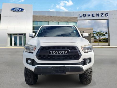 Used 2017 Toyota Tacoma TRD Off-Road image 2