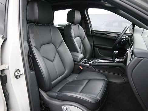 Certified 2025 Porsche Macan image 31