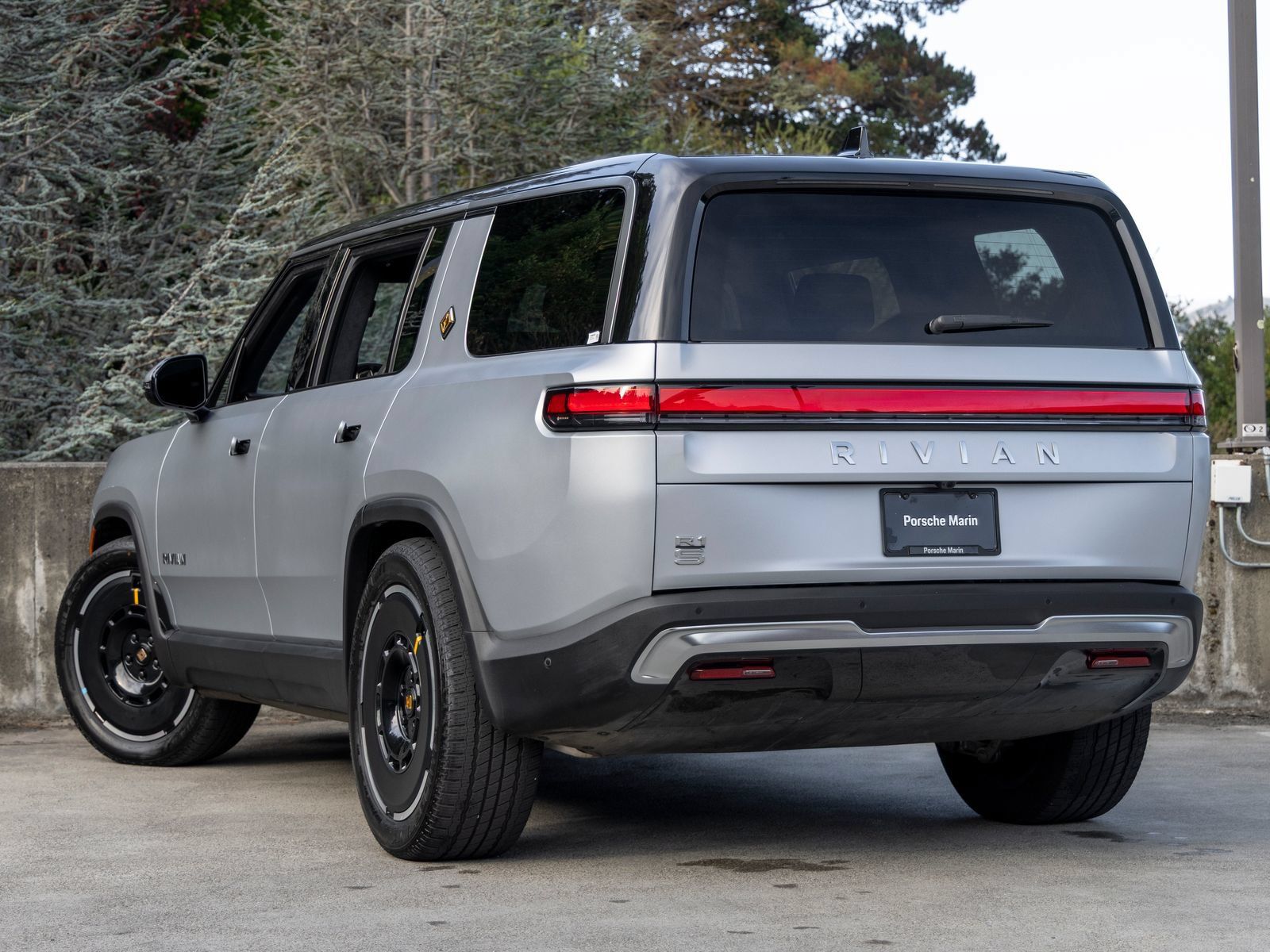 Used 2025 Rivian R1S Adventure Dual AWD/4WD image 3