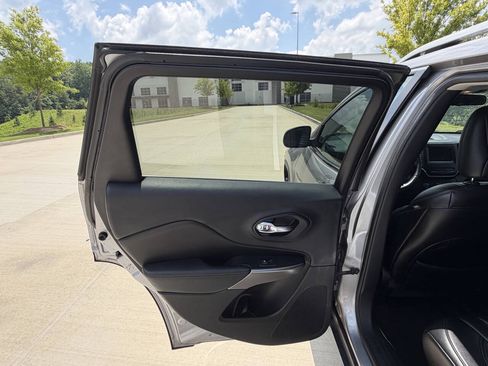Used 2019 Jeep Cherokee Latitude Plus AWD/4WD image 12