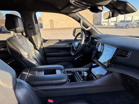 Used 2023 Jeep Wagoneer L Series II image 15