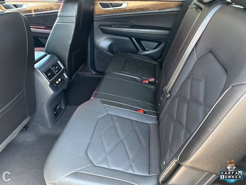 Used 2025 Volkswagen Atlas SE AWD/4WD image 17