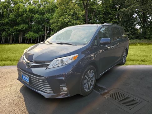 Used 2020 Toyota Sienna XLE w/ XLE Navigation Package AWD/4WD image 3