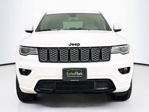 Used 2022 Jeep Grand Cherokee Laredo X image 2