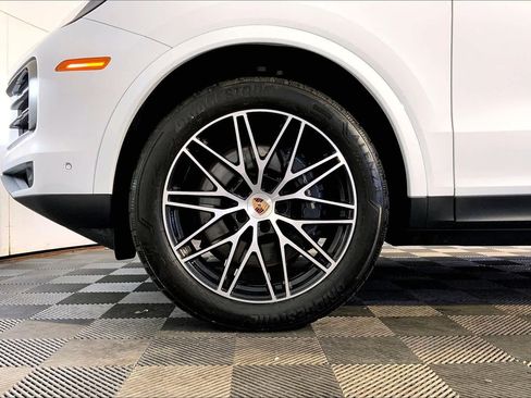 Used 2025 Porsche Cayenne image 11