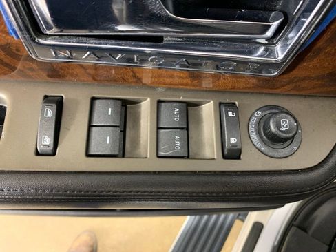 Used 2012 Lincoln Navigator L 4WD image 17