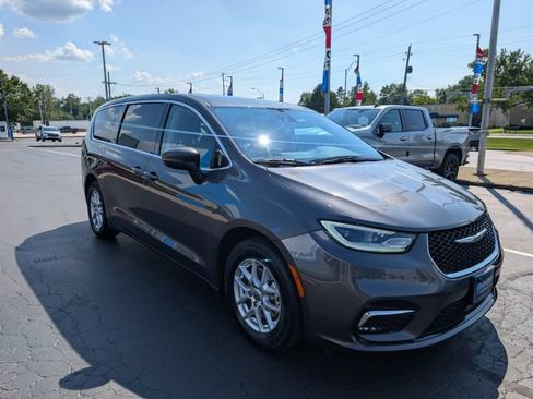Used 2023 Chrysler Pacifica Touring-L FWD image 7