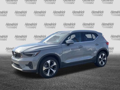 Used 2025 Volvo XC40 B5 Plus image 5