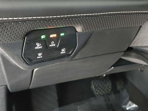 Used 2024 Volkswagen Atlas Cross Sport SE image 37