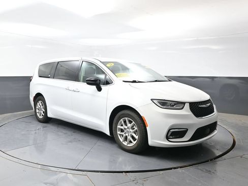 Used 2024 Chrysler Pacifica Touring-L FWD image 6