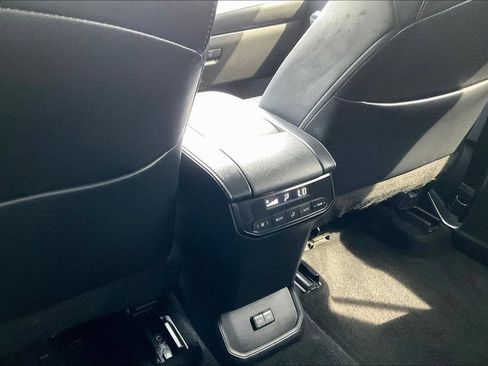 Used 2022 Toyota Highlander XLE FWD image 12