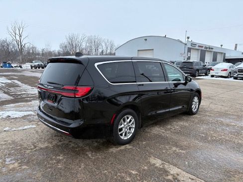 Used 2024 Chrysler Pacifica Touring-L image 4