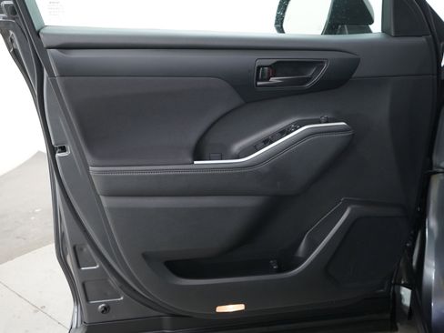 Used 2023 Toyota Highlander LE FWD image 20