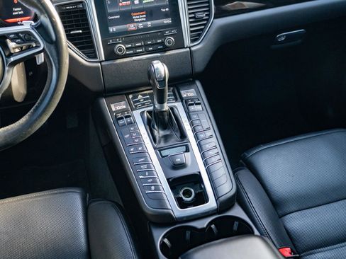 Used 2018 Porsche Macan Turbo AWD/4WD image 23