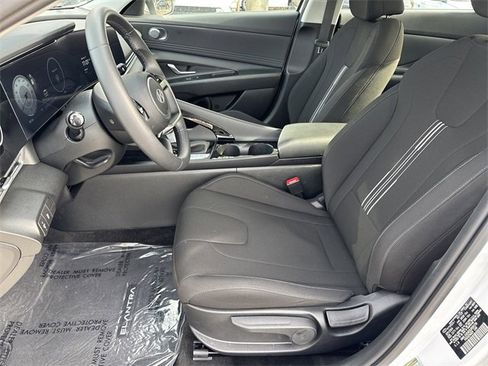 Certified 2025 Hyundai Elantra SEL image 9