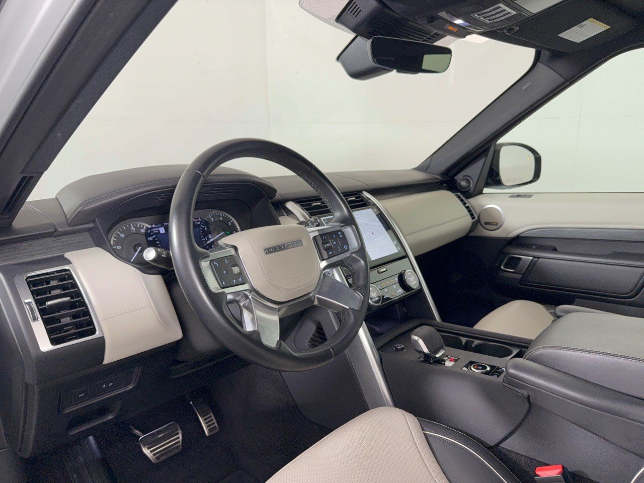 Used 2023 Land Rover Discovery Metropolitan Edition AWD/4WD image 4
