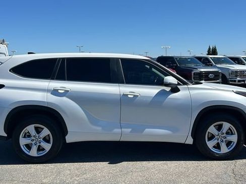 Used 2024 Toyota Highlander LE FWD image 2