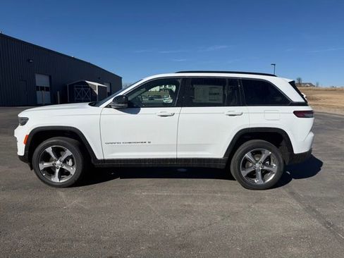 New 2025 Jeep Grand Cherokee Limited w/ Luxury Tech Group II image 4