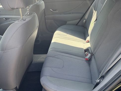 Used 2021 Hyundai Elantra SE FWD image 9