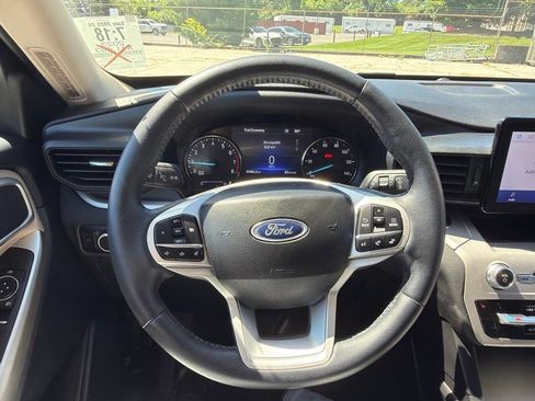 Used 2023 Ford Explorer XLT AWD/4WD image 13