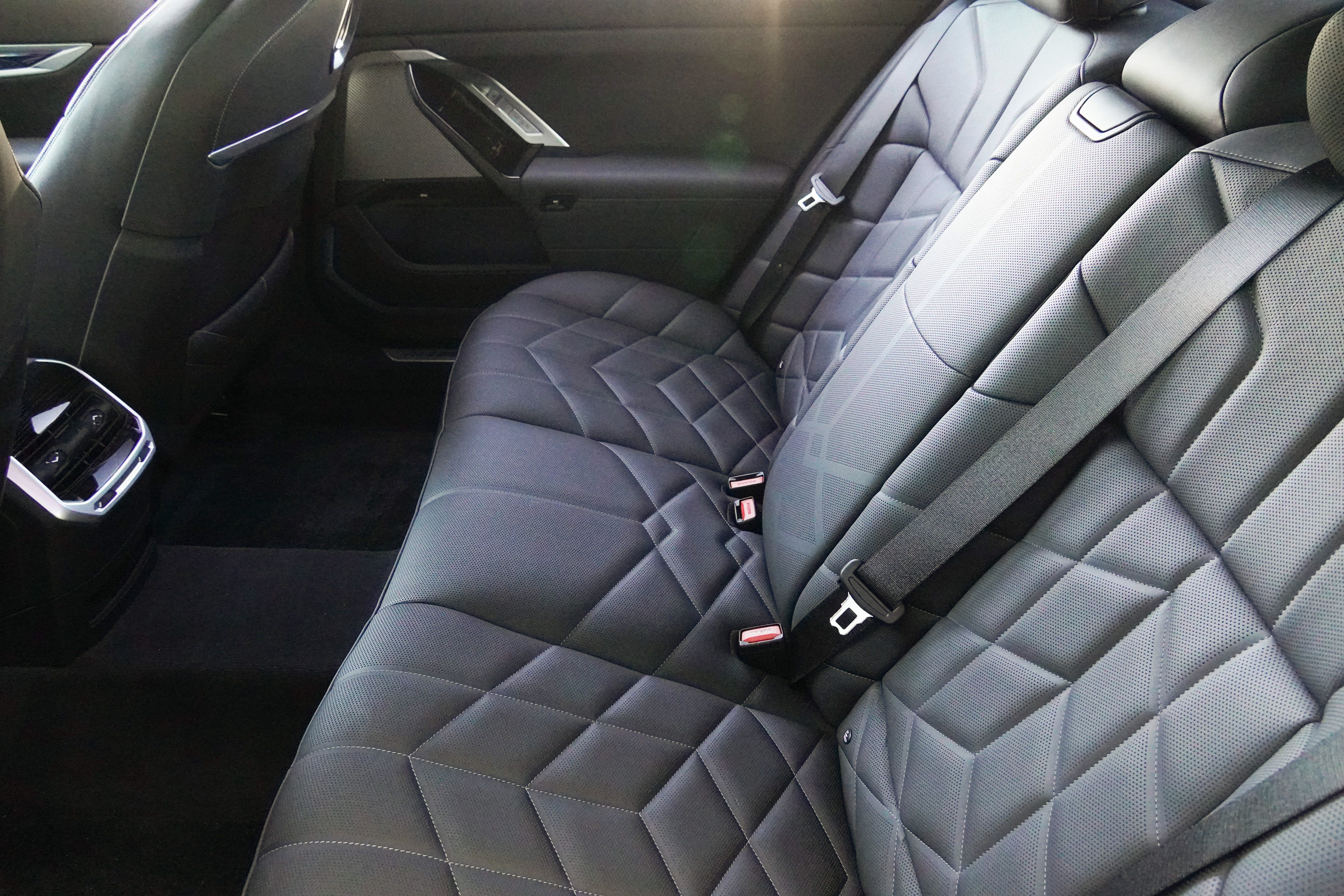 Certified 2024 BMW 740i RWD image 35